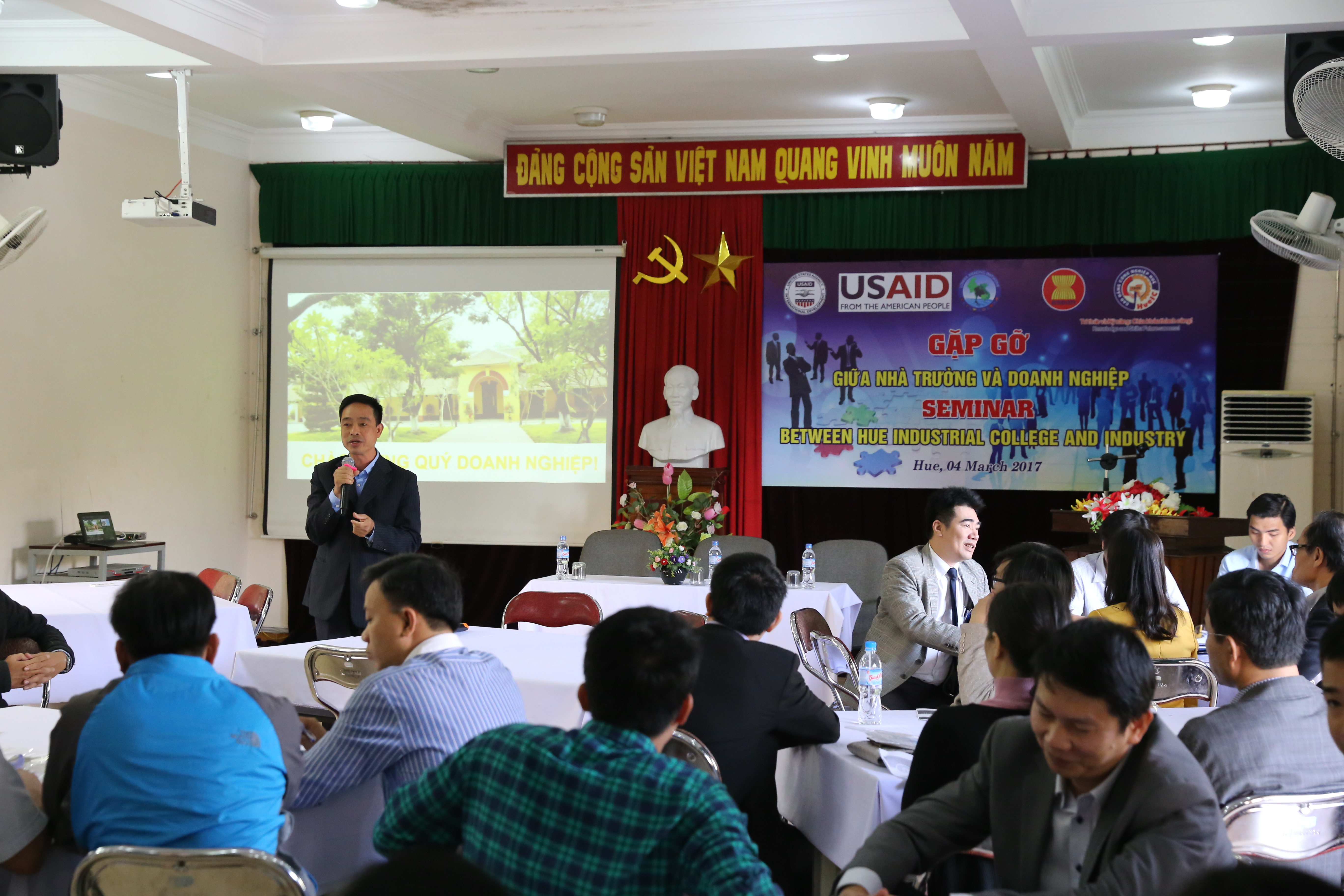 Doanh nghiệp với nhà trường trao đổi về nhu cầu nhân lực