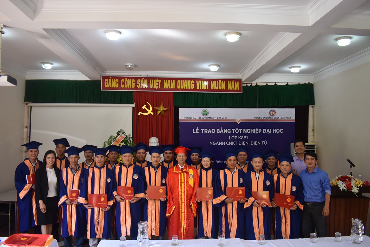 Trao bằng tốt nghiệp cho sinh viên khóa K8B1