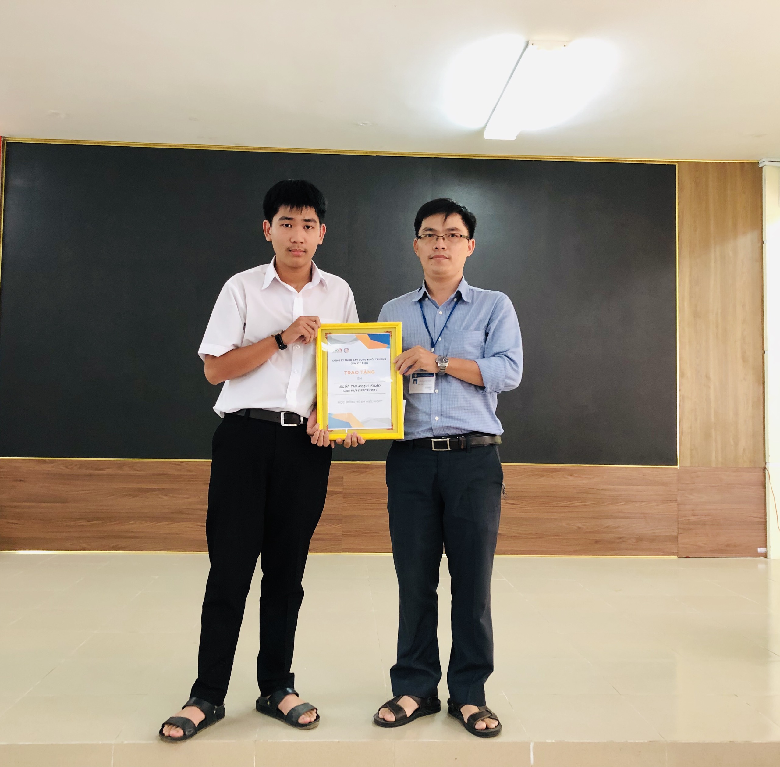 Các doanh nghiệp trao học bổng cho sinh viên HueIC