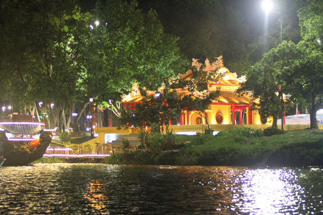 Huế chiếu sáng, làm đường đi bộ ‘xuyên rừng’ từ cầu Trường Tiền đến chùa Thiên Mụ Huế chiếu sáng, làm đường đi bộ ‘xuyên rừng’ từ cầu Trường Tiền đến chùa Thiên Mụ