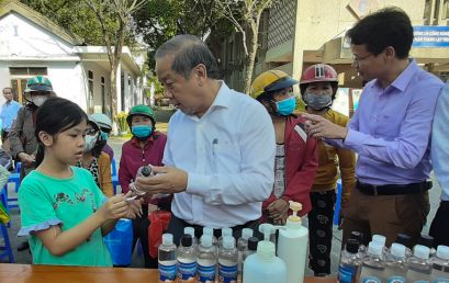 Chủ tịch UBND tỉnh TT Huế thưởng nóng 50 triệu để tiếp tục sản xuất dung dịch nước rửa tay miễn phí