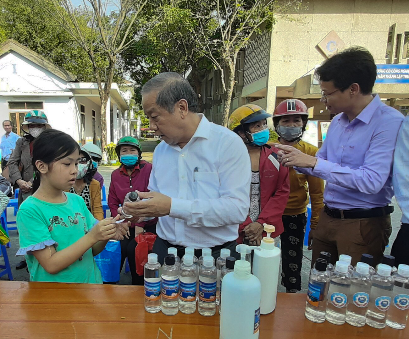 Chủ tịch UBND tỉnh TT Huế thưởng nóng 50 triệu để tiếp tục sản xuất dung dịch nước rửa tay miễn phí