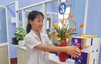 HueIC tặng máy rửa tay sát khuẩn tự động cho bệnh viện Y học cổ truyền Huế