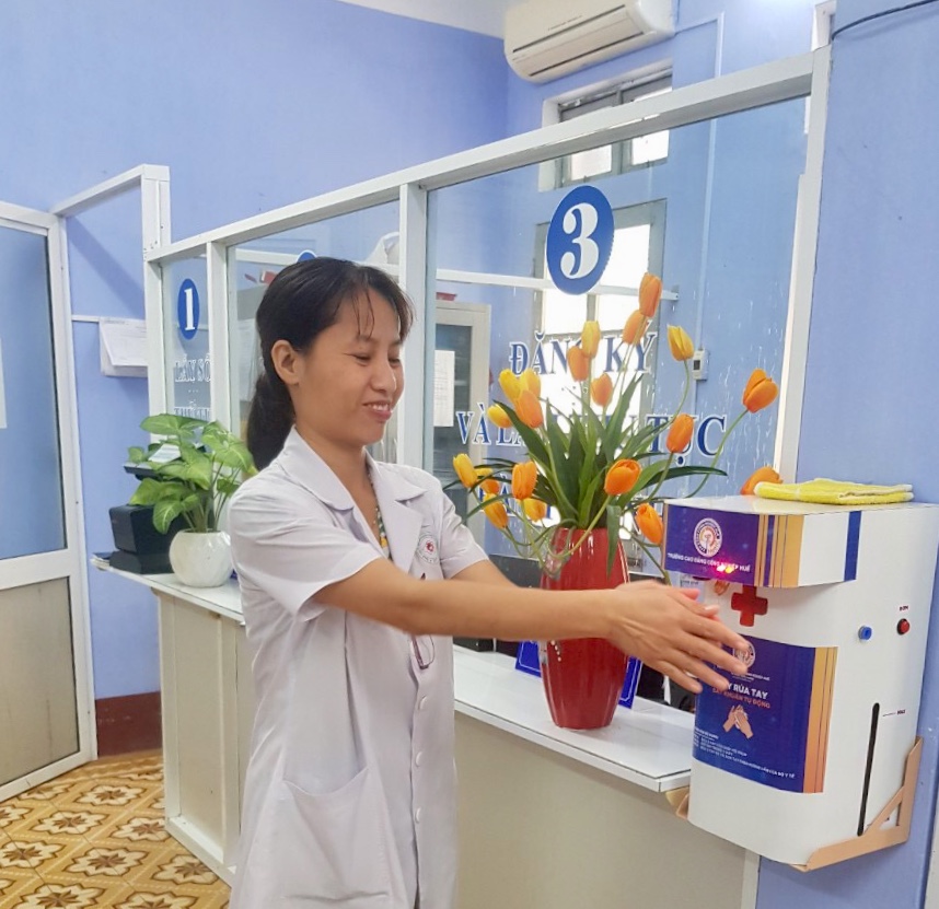 HueIC tặng máy rửa tay sát khuẩn tự động cho bệnh viện Y học cổ truyền Huế