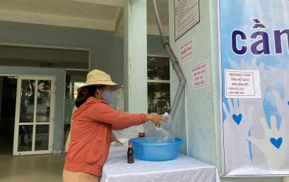 Ngày đầu tiên hoạt động của cây ATM gạo miễn phí ở Huế