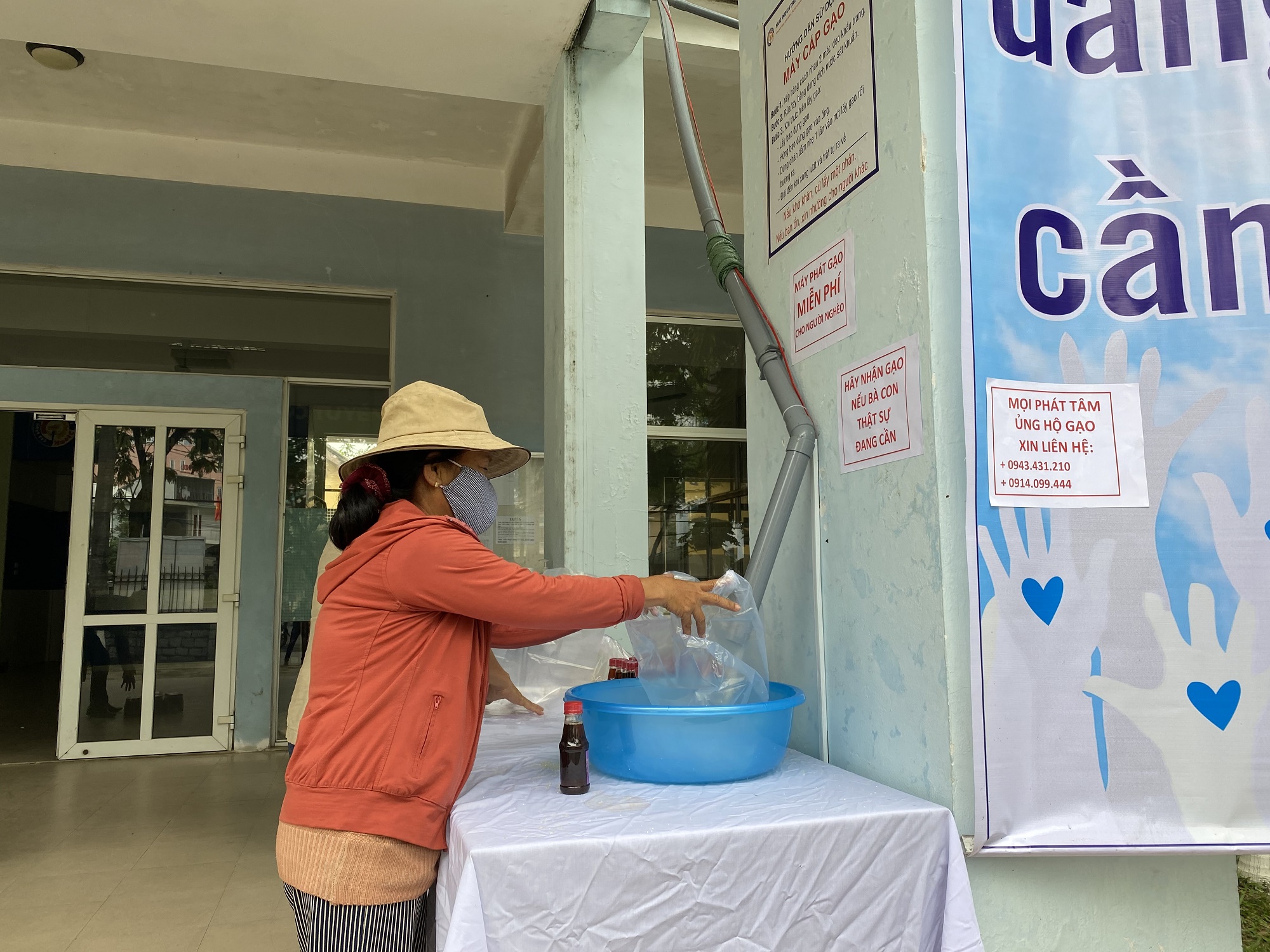 Ngày đầu tiên hoạt động của cây ATM gạo miễn phí ở Huế