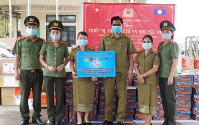 HueIC trao tặng dung dịch nước rửa tay khô sát khuẩn cho Sở An ninh tỉnh Salavan và tỉnh Sê Kông, Lào