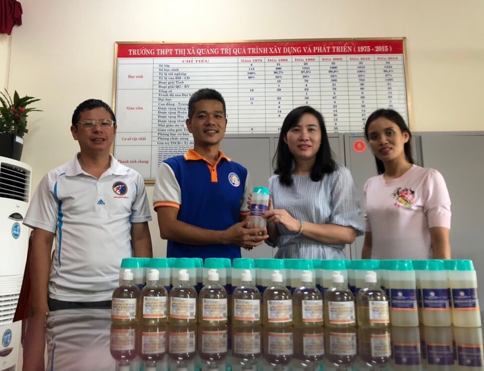 3.000 chai dung dịch nước rửa tay khô đến với học sinh tỉnh Quảng Trị