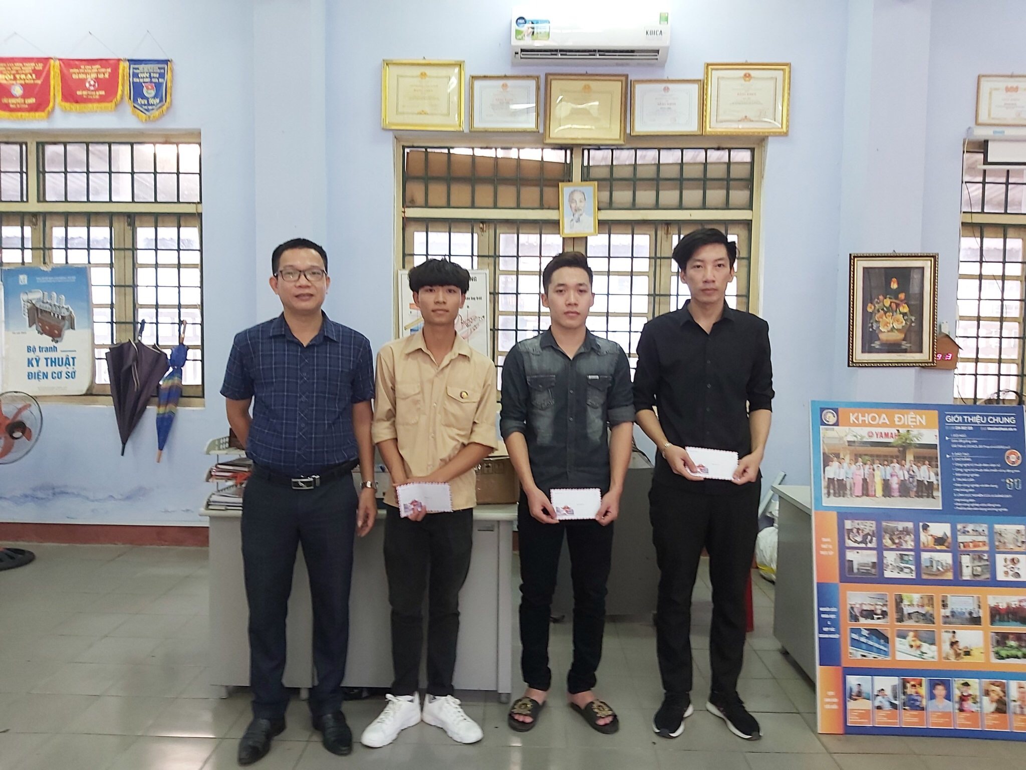 Khoa Điện – Điện tử trao học bổng cho sinh viên