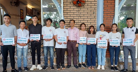 Khoa Công nghệ Hóa – Môi trường: Trao học bổng 30 triệu đồng của Quỹ giáo dục Huế Hiếu Học Khoa Công nghệ Hóa – Môi trường: Trao học bổng 30 triệu đồng của Quỹ giáo dục Huế Hiếu Học