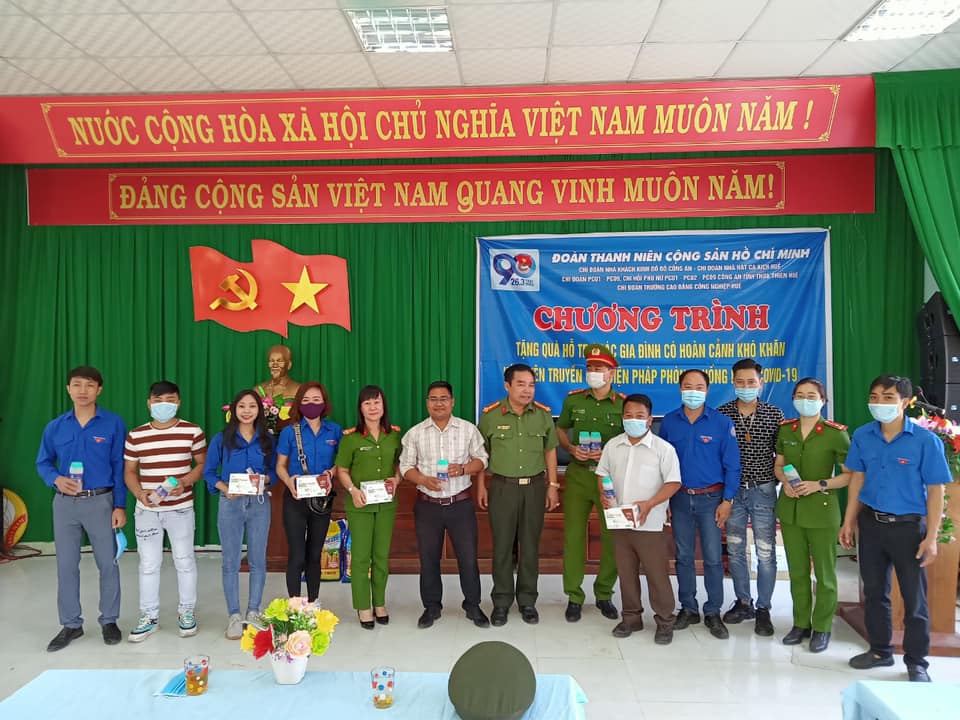 Trao quà cho các gia đình khó khăn tại huyện A Lưới Trao quà cho các gia đình khó khăn tại huyện A Lưới