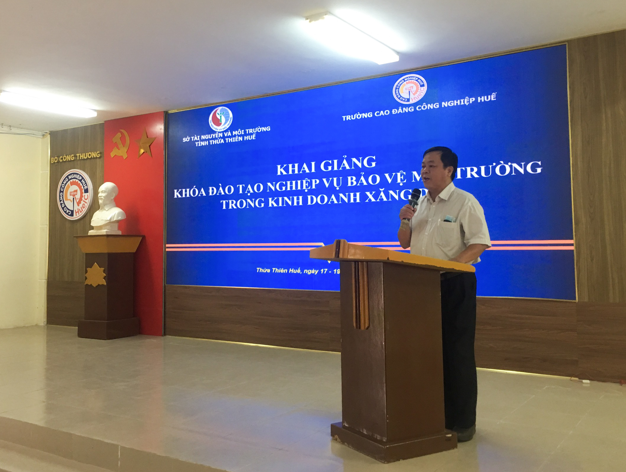 Đào tạo nghiệp vụ bảo vệ môi trường trong lĩnh vực kinh doanh xăng dầu Đào tạo nghiệp vụ bảo vệ môi trường trong lĩnh vực kinh doanh xăng dầu