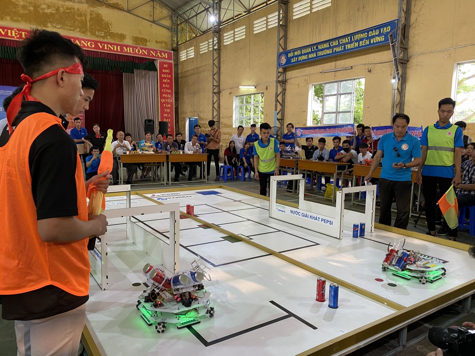 Sôi động cuộc thi Robocon