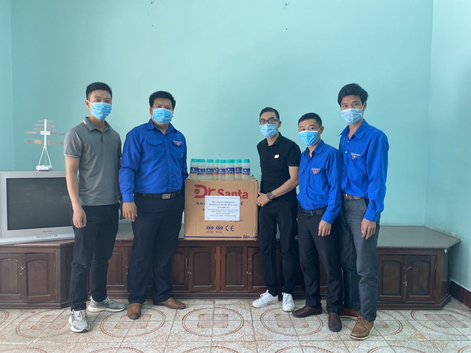 Tặng khẩu trang, nước sát khuẩn do sinh viên tự sản xuất