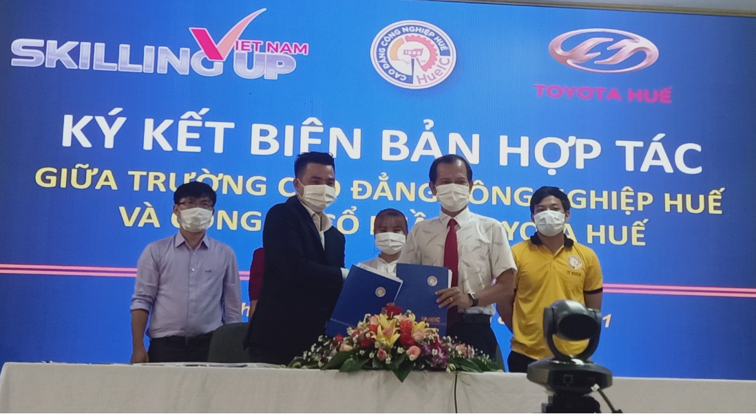 HueIC ký kết hợp tác với Công ty Cổ phần Toyota Huế trong đào tạo và tuyển dụng nguồn nhân lực HueIC ký kết hợp tác với Công ty Cổ phần Toyota Huế trong đào tạo và tuyển dụng nguồn nhân lực