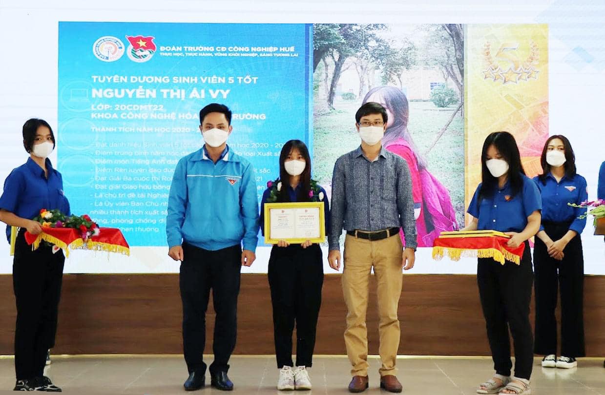 Cô “Sinh viên 5 tốt” đam mê kỹ thuật