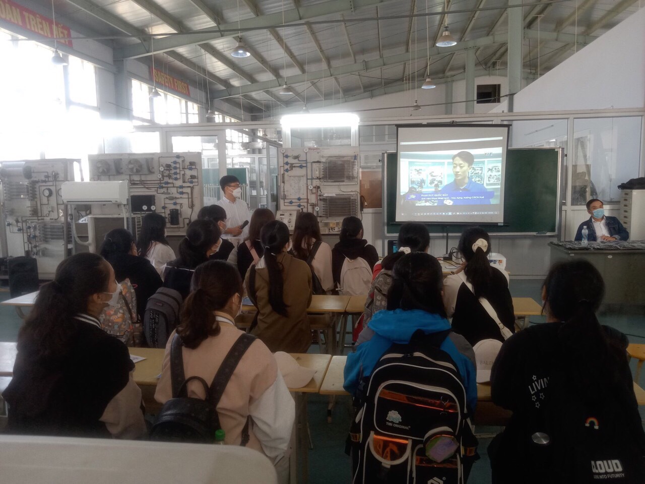 Học sinh trường THPT Đặng Huy Trứ trải nghiệm, hướng nghiệp tại HueIC Học sinh trường THPT Đặng Huy Trứ trải nghiệm, hướng nghiệp tại HueIC