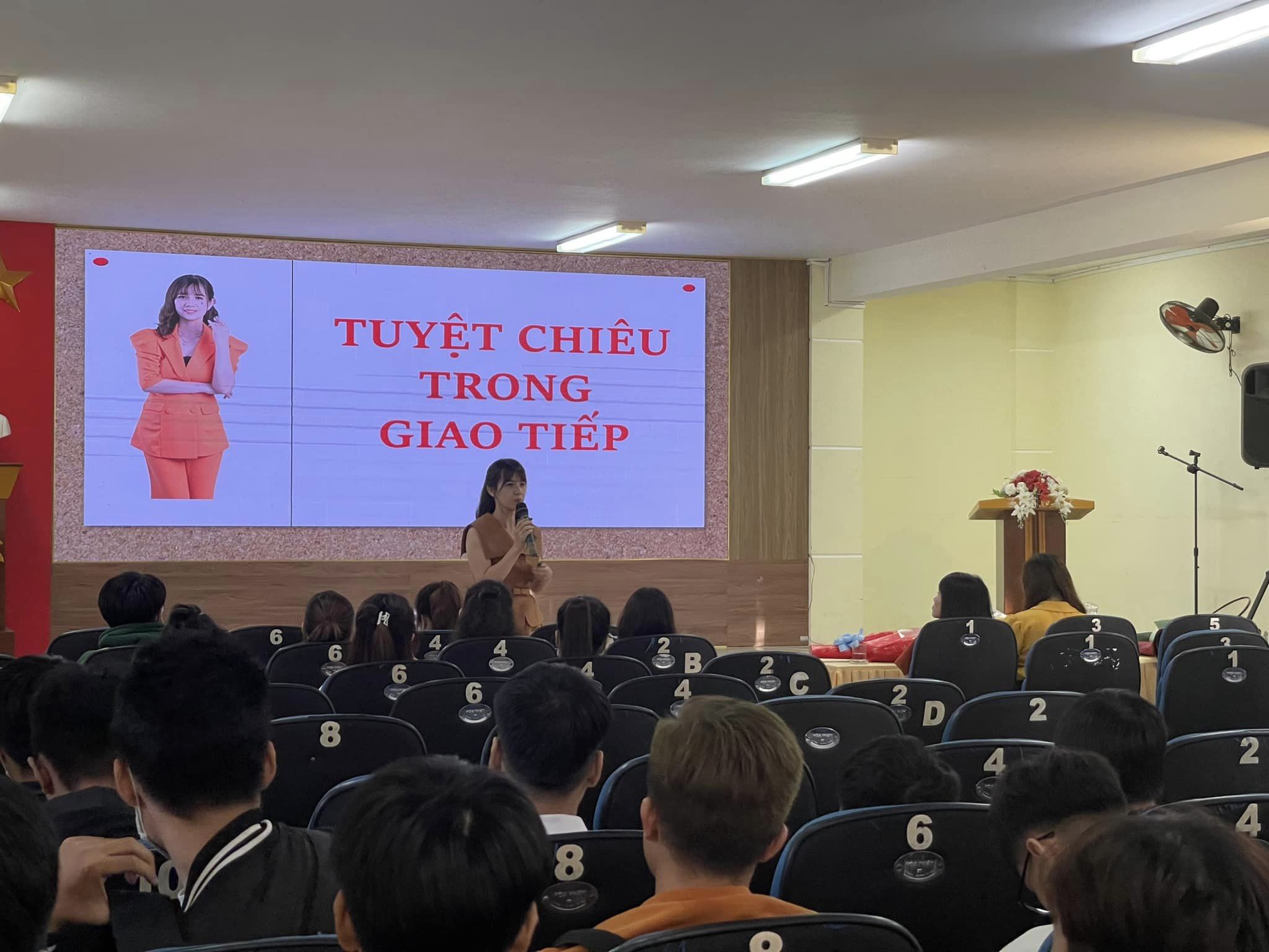 Giao lưu sinh viên và doanh nhân chủ đề: Ngưỡng cửa cuộc đời Giao lưu sinh viên và doanh nhân chủ đề: Ngưỡng cửa cuộc đời